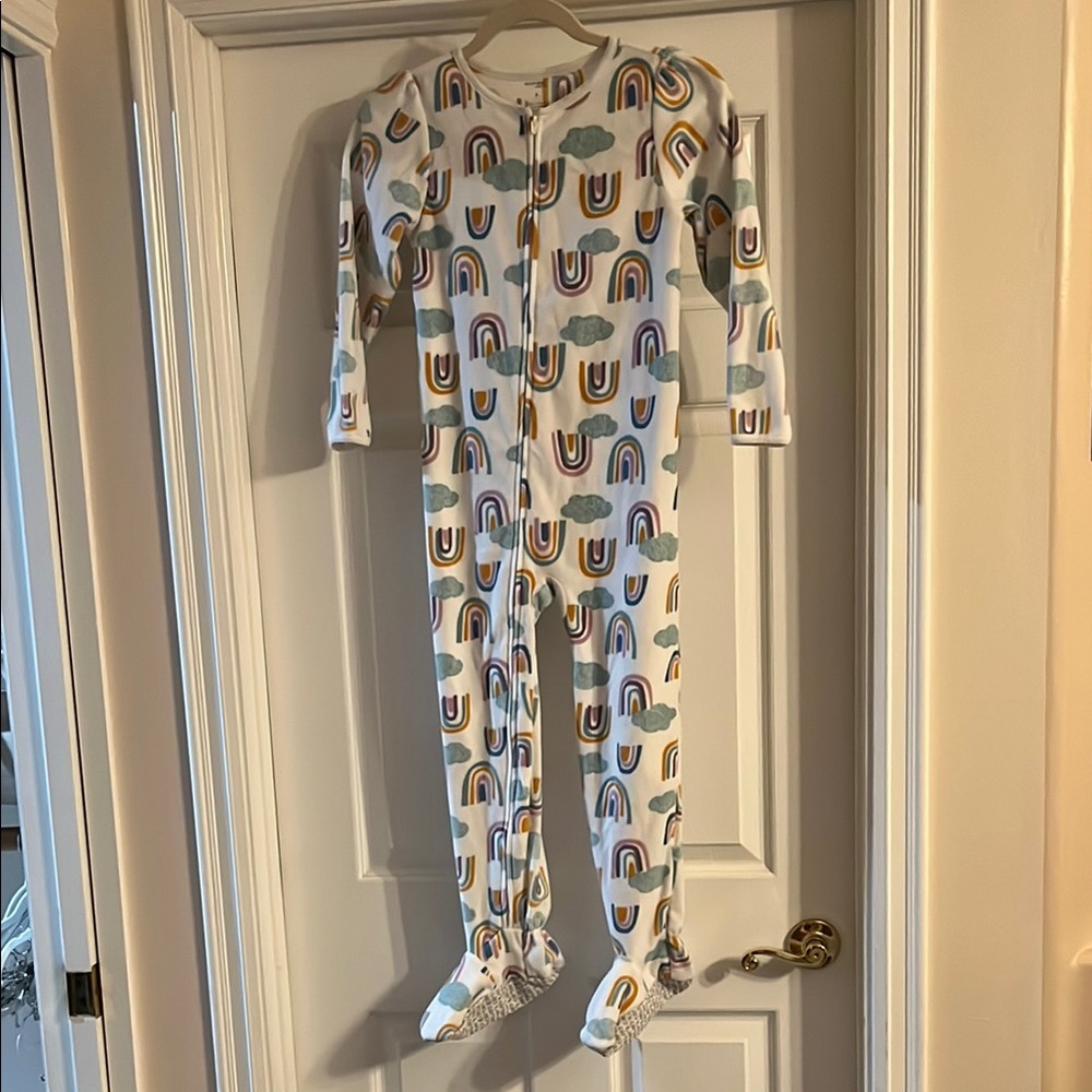 Carters Simple Joys footed pajamas. Kids size 7. Excellent condition.